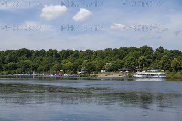 Excursion boat and boats at Heveney harbour, Oelbach, Lake Kemnader, Witten, Ruhr area, North Rhine-Westphalia, Germany