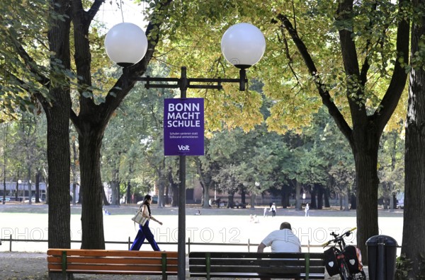 Posters for the North Rhine-Westphalia municipal election campaign in Bonn around the Hofgarten in the university district. Poster by Volt with the inscription Bonn macht Schule