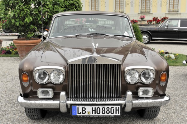 Rolls-Royce Phantom, Classic car, Brown classic Rolls-Royce in front of a yellow building, Retro Classics meets Baroque, Ludwigsburg, Baden-Württemberg, Germany