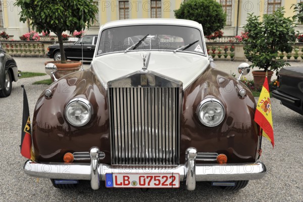 Brown vintage Rolls-Royce with flags parked in front of historic buildings, Retro Classics meets Baroque, Ludwigsburg, Baden-Württemberg, Germany