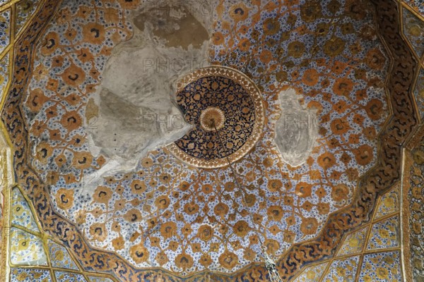 Mausoleum of Itimat-ud-Daula, Tomb, Agra, Uttar Pradesh, India, Asia, Artistic ceiling mosaic with complex symmetrical patterns and colours, Jodhpur, Rajasthan, North India