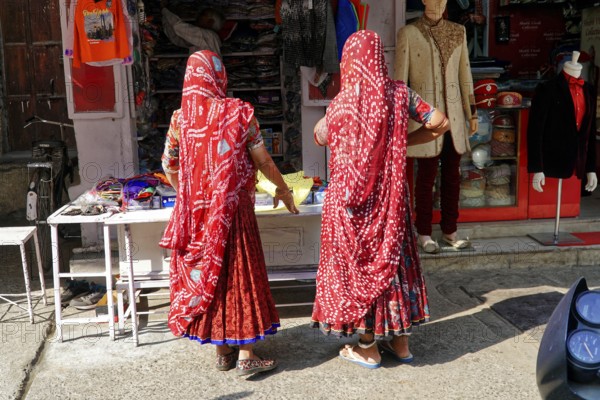 Udaipur, Rajasthan, North India, Asia, Women in traditional dress at a stall on the street