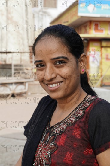 Kota, Rajasthan, North India, Asia, Portrait of a smiling woman with a friendly expression in traditional dress, India