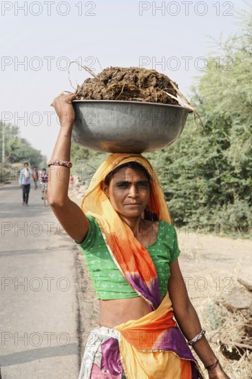 Kota, Rajasthan, North India, Asia, A woman carries a large bowl on her head, dressed in traditional clothes, India