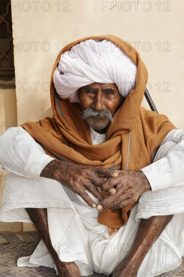 Kota, Rajasthan, North India, Asia, An elderly man in traditional clothes with a turban sits thoughtfully, India