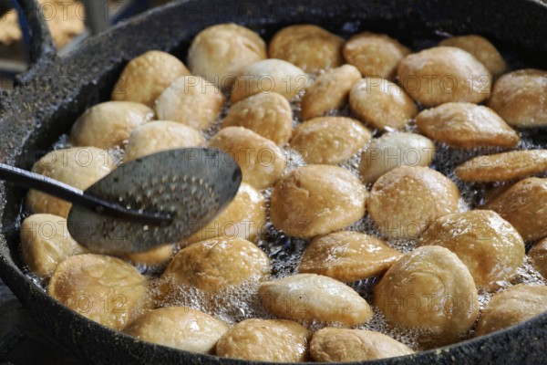 Sawai Madhopur, Kota, Rajasthan, North India, Asia, Fresh pastries are deep-fried in oil in a large pan. Typical street food, India
