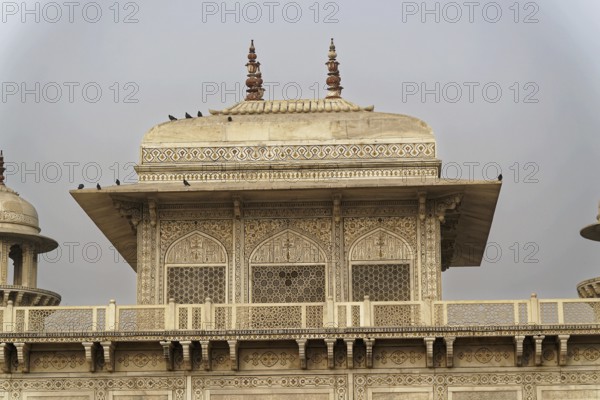 Tomb of Akbar the Great, Sikandra, Agra, Uttar Pradesh, North India, India, Asia, Roof of a richly decorated historical building with birds on it, Jodhpur, Rajasthan