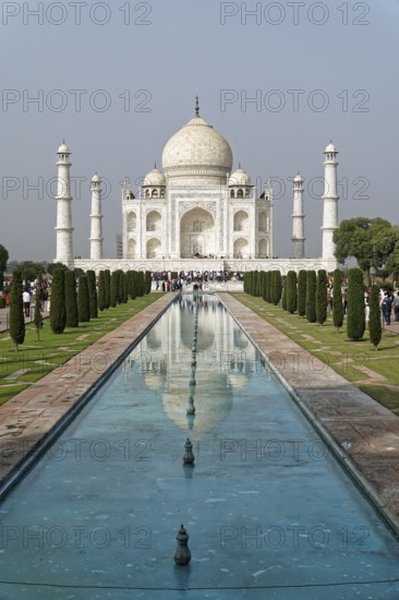 Taj Mahal Tomb, UNESCO World Heritage Site, Agra, Uttar Pradesh, India, Asia, Famous mausoleum by the river, Beautiful view of the Taj Mahal with reflecting pool in the garden, Rajasthan, North India, The Taj Mahal shines with its marble dome and symmetrical garden areas in the sunshine, Jodhpur