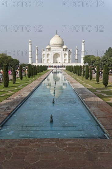 Taj Mahal Tomb, UNESCO World Heritage Site, Agra, Uttar Pradesh, India, Asia, Famous mausoleum by the river, Beautiful view of the Taj Mahal with reflecting pool in the garden, Rajasthan, North India, The Taj Mahal with reflecting pool and symmetrical garden under a clear sky, Jodhpur