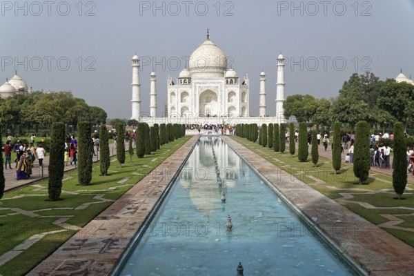 Taj Mahal Tomb, UNESCO World Heritage Site, Agra, Uttar Pradesh, India, Asia, Famous mausoleum by the river, Beautiful view of the Taj Mahal with reflecting pool in the garden, Rajasthan, North India, The Taj Mahal in front of symmetrically arranged pools and gardens, Jodhpur