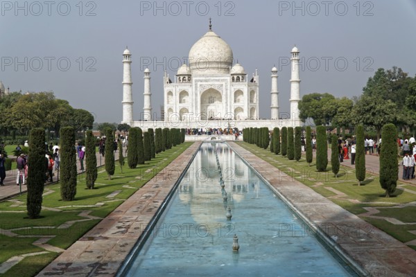 Taj Mahal Tomb, UNESCO World Heritage Site, Agra, Uttar Pradesh, India, Asia, Famous mausoleum by the river, Beautiful view of the Taj Mahal with reflecting pool in the garden, Rajasthan, North India, The Taj Mahal with its reflecting pool and surrounding garden, Jodhpur