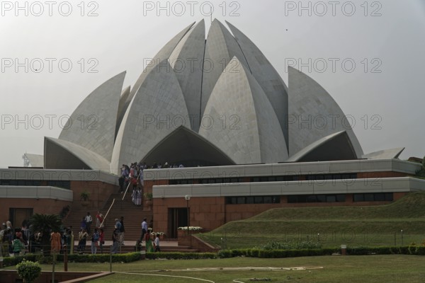 Agra, Jodhpur, Rajasthan, North India, Asia, Visitors in front of the architecturally unique Lotus Temple