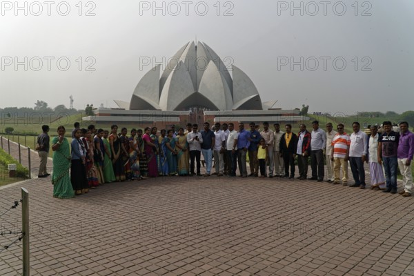 Agra, Jodhpur, Rajasthan, North India, Asia, Large group of people in front of the Lotus Temple on a cobbled square