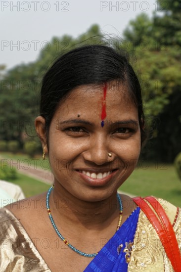 Agra, Jodhpur, Rajasthan, North India, Asia, Portrait of a smiling woman in traditional dress with a red bindi