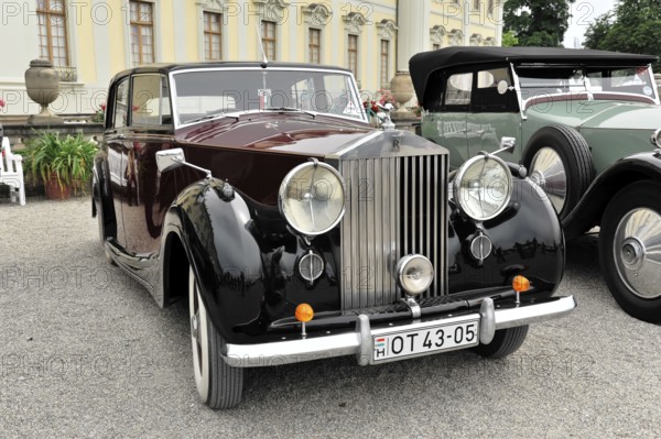 Rolls-Royce Silver Warith Muliner, built in 1947, classic car, black and red vintage car with classic front design and round headlights, Retro Classics meets Baroque, Ludwigsburg, Baden-Württemberg, Germany