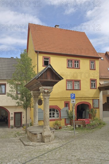 Historic council fountain built in 1583, draw well with columns and roof, house, Ochsenfurt, Lower Franconia, Franconia, Bavaria, Germany
