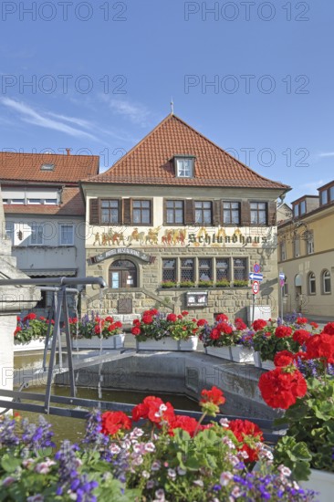 Historic Hotel and Restaurant Schlundhaus, obelisk fountain, market fountain, flower decoration, obelisk fountain, market square, Bad Königshofen, Rhön, Lower Franconia, Franconia, Bavaria, Germany