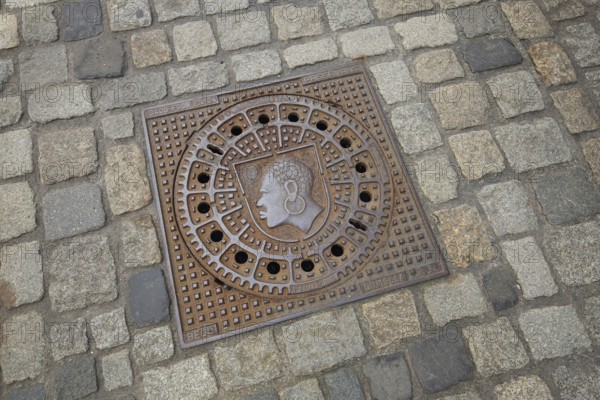 Square manhole cover with city coat of arms, inscription, paving stones, floor, African head with earring, Coburg, Upper Franconia, Franconia, Bavaria, Germany