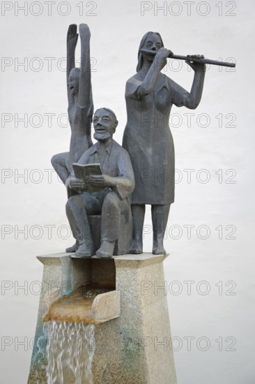Fountain for civil servants with sculptures, book reader, flute player, modern art, bronze sculpture, book, reading, sitting, flute player, making music, standing, detail, free-standing, fountain for civil servants, town hall, Haßfurt, Lower Franconia, Franconia, Bavaria, Germany