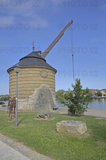 Historic old Main crane built in 1774, crane, Main riverbank, Main, Marktbreit, Lower Franconia, Franconia, Bavaria, Germany