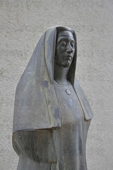 Monument to Jewish woman's rights activist and philosopher Edith Stein by Wilhelm Uhlig, sculpture, modern art, detail, face, parish hall, Assumption of the Virgin Mary, Pfarrer-Alois-Friedrich-Platz, Bad Neustadt an der Saale, Rhön, Lower Franconia, Franconia, Bavaria, Germany