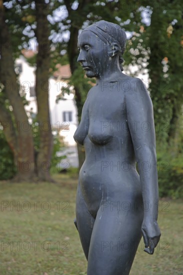 Sculpture Ursel by Wilhelm Uhlig, black nude female figure, modern art, Pershore Park, Bad Neustadt an der Saale, Rhön, Lower Franconia, Franconia, Bavaria, Germany