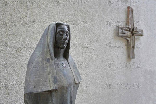 Memorial to the Jewish woman's rights activist and philosopher Edith Stein by Wilhelm Uhlig, sculpture, modern art, cross, parish hall, Assumption of the Virgin Mary, Pfarrer-Alois-Friedrich-Platz, Bad Neustadt an der Saale, Rhön, Lower Franconia, Franconia, Bavaria, Germany