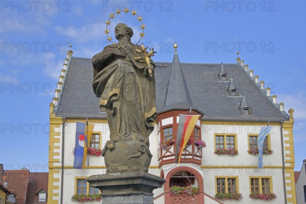 Madonna figure at the market fountain, Renaissance town hall with town flag, Bavarian state flag and German national flag, market square, Volkach, Lower Franconia, Franconia, Bavaria, Germany