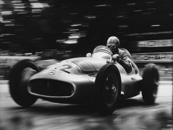 Ein Mercedes Benz Silberpfeil Grand Prix Rennwagen aus den 1930er Jahren in Aktion, AI generiert, AI generated