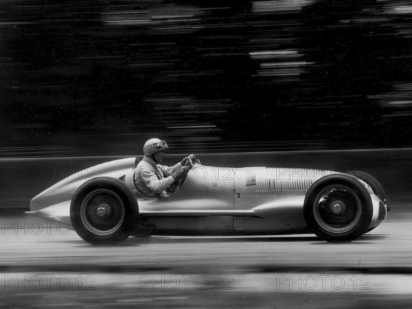 Ein Mercedes Benz Silberpfeil Grand Prix Rennwagen aus den 1930er Jahren in Aktion, AI generiert, AI generated