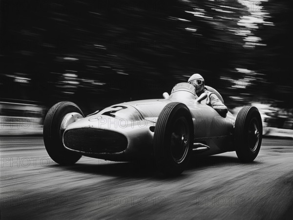Ein Mercedes Benz Silberpfeil Grand Prix Rennwagen aus den 1930er Jahren in Aktion, AI generiert, AI generated