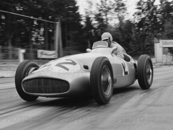 Ein Mercedes Benz Silberpfeil Grand Prix Rennwagen aus den 1930er Jahren in Aktion, AI generiert, AI generated