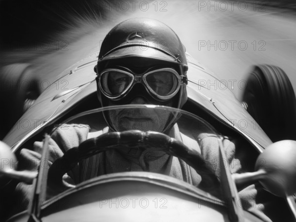 Portrait von einem Grand Prix Rennfahrer aus den 1930 Jahren in Aktion, AI generiert, AI generated