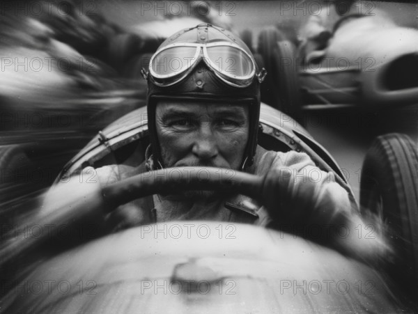 Portrait von einem Grand Prix Rennfahrer aus den 1930er Jahren in Aktion, AI generiert, AI generated
