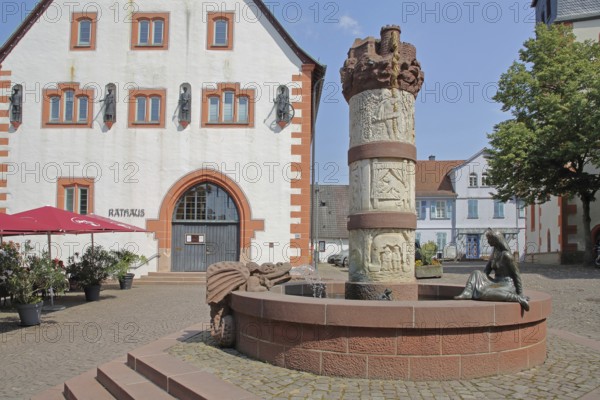 Fairytale fountain and town hall, market square, Steinau an der Straße, Spessart, Hesse, Germany