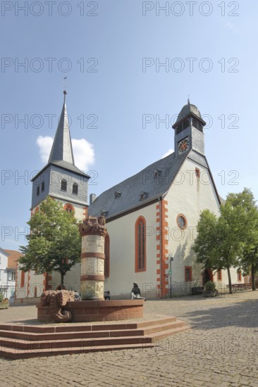 St Catherine's Church and Fairytale Fountain, Market Square, Steinau an der Straße, Spessart, Hesse, Germany