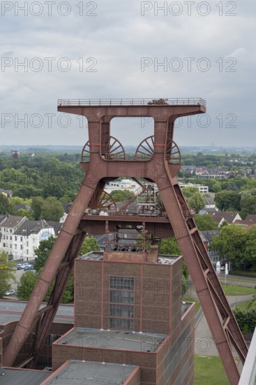 Double trestle headframe, view from the visitor terrace of the Ruhr Museum, Zollverein Coal Mine Industrial Complex, UNESCO World Heritage Site, Route of Industrial Heritage, Essen, Ruhr area, North Rhine-Westphalia, Germany