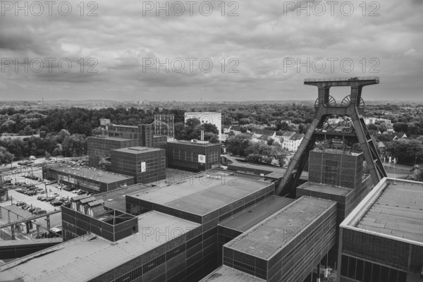 Double trestle headframe, Design Museum and Sanaa building, view from the visitor terrace of the Ruhr Museum, Zeche Zollverein, UNESCO World Heritage Site, Route of Industrial Heritage, Essen, Ruhr Area, North Rhine-Westphalia, Germany