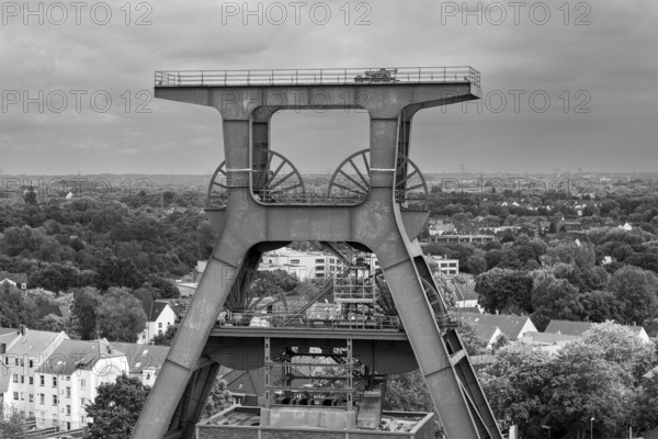 Double trestle headframe, view from the visitor terrace of the Ruhr Museum, Zollverein Coal Mine Industrial Complex, UNESCO World Heritage Site, Route of Industrial Heritage, Essen, Ruhr area, North Rhine-Westphalia, Germany