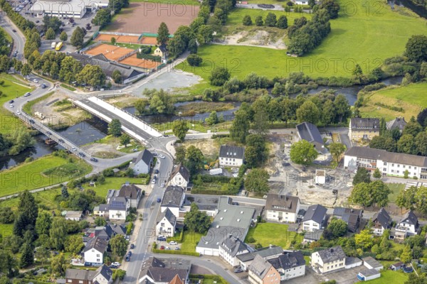Aerial view, temporary bridge and construction site with new construction of the Dinscheder Ruhrbrücke Glösinger Straße (L735) over the river Ruhr, primary school Dinschede, above St. Sebastianus Schützenbruderschaft 1766 e.V. Öventrop Schützenhalle, tennis courts TuS Öventrop, Glösingen, Arnsberg, Ruhr area, North Rhine-Westphalia, Germany, construction work, construction area, building site, building plots, construction measure, construction project, construction site, education, educational institution, bridge, DE, Europe, primary school, teaching institute, aerial view, aerial photography, aerial photography, new building, school, sport, tennis, tennis facility, tennis courts, overview, bird's-eye view, overview