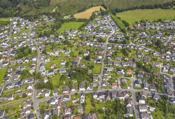 Aerial view, single-family houses in the residential area of Glösingen, Arnsberg, Ruhr area, North Rhine-Westphalia, Germany, DE, Europe, property tax, real estate, aerial view, aerial photography, aerial photography, overview, bird's-eye view, residential complex, housing and living, residential area, residential quality, residential neighbourhood, housing estate, residential district, birds-eyes view, overview