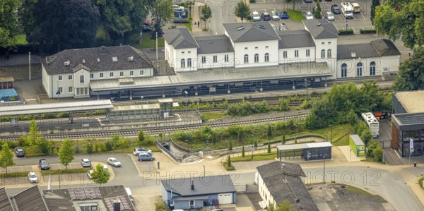Aerial view, Arnsberg station, platform and station forecourt, Obereimer, Arnsberg, Ruhr area, North Rhine-Westphalia, Germany, railway area, station, station forecourt, platform, DE, Deutsche Bahn AG, Europe, track systems, tracks, main station, main station, aerial view, aerial photography, aerial photography, overview, bird's-eye view, overview