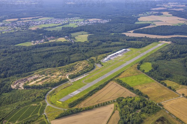 Aerial photo, Arnsberg-Menden airfield, runway and landing strip, Luftsportclub Arnsberg e.V., motocross track MCC Voßwinkel off-road race track, Echthauser Wald, Voßwinkel, Arnsberg, Ruhr area, North Rhine-Westphalia, Germany, DE, Europe, airfield, aerial photo, aerial photography, aerial photography, overview, commercial airfield, bird's-eye view, bird's-eye view, overview