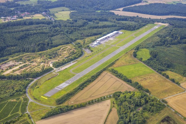 Aerial photo, Arnsberg-Menden airfield, runway and landing strip, Luftsportclub Arnsberg e.V., motocross track MCC Voßwinkel off-road race track, Echthauser Wald, Voßwinkel, Arnsberg, Ruhr area, North Rhine-Westphalia, Germany, DE, Europe, airfield, aerial photo, aerial photography, aerial photography, overview, commercial airfield, bird's-eye view, bird's-eye view, overview