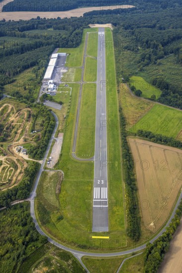 Aerial photo, Arnsberg-Menden airfield, runway and landing strip, Luftsportclub Arnsberg e.V., Echthauser Wald, Voßwinkel, Arnsberg, Ruhr area, North Rhine-Westphalia, Germany, DE, Europe, airfield, aerial photo, aerial photography, aerial photography, overview, commercial airfield, bird's eye view, birds-eyes view, overview