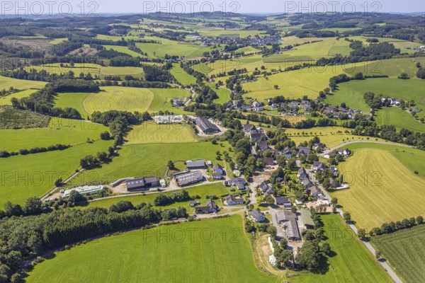 Aerial view, residential area, view of Brachtpe district in hilly landscape, Brachtpe, Drolshagen, Sauerland, North Rhine-Westphalia, Germany, DE, Europe, green trees, landscape, aerial view, aerial photography, aerial photography, Ruhr area, overview, bird's-eye view, meadows and fields, birds-eyes view, overview