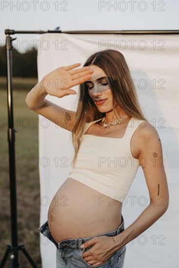 Pregnant, attractive woman, 25+