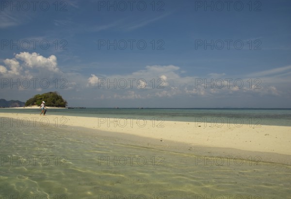 Sandbank between the Thai islands of Chicken Island and Tub Island, Chicken Island, Chicken Island, Thailand