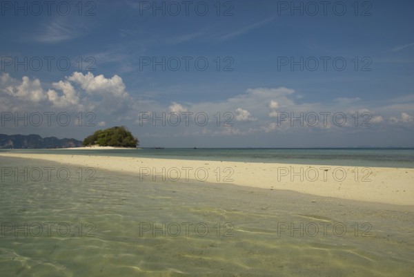 Sandbank between the Thai islands of Chicken Island and Tub Island, Chicken Island, Chicken Island, Thailand