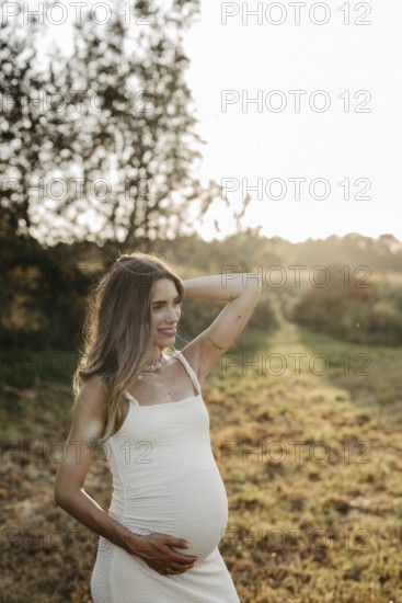 Pregnant, attractive woman, 25+